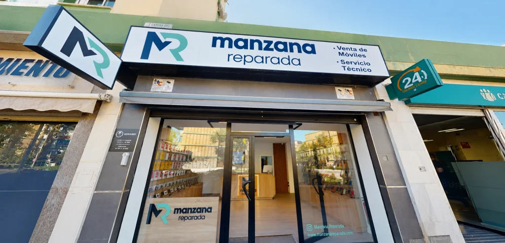 Fachada de la tienda Manzana Reparada en Carretera de Cádiz, Málaga