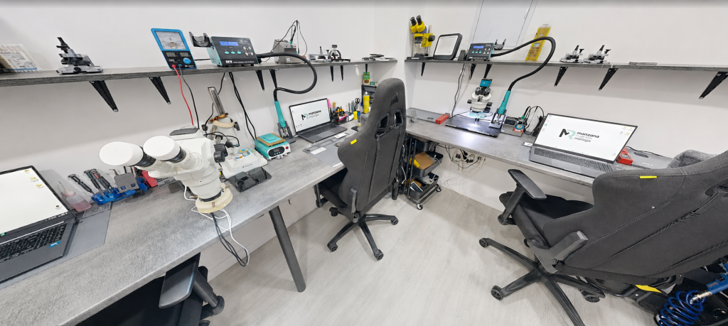 Banco de trabajo del taller con microscopios y estaciones de soldadura
